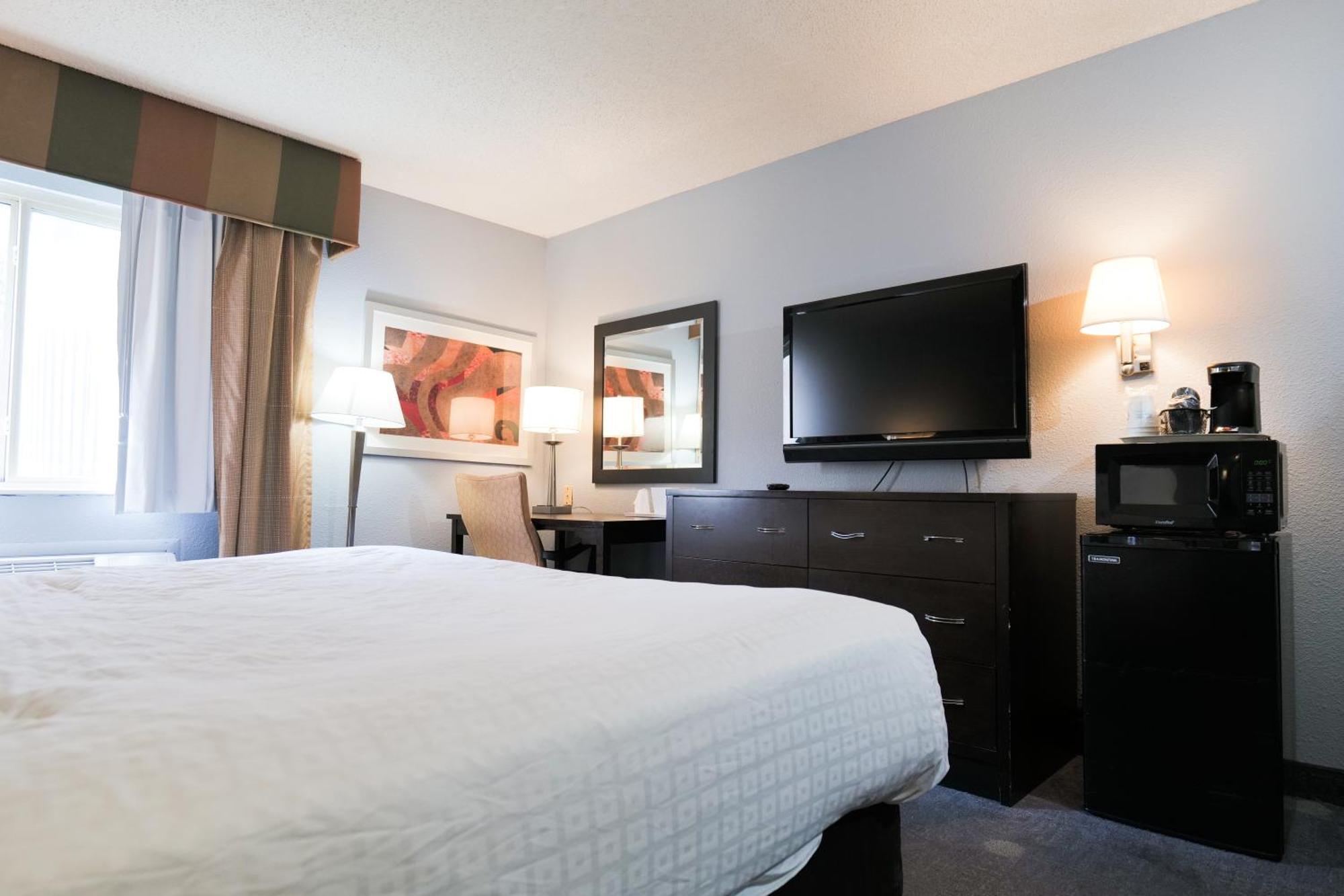 Отель Baymont By Wyndham Flint Airport North Экстерьер фото