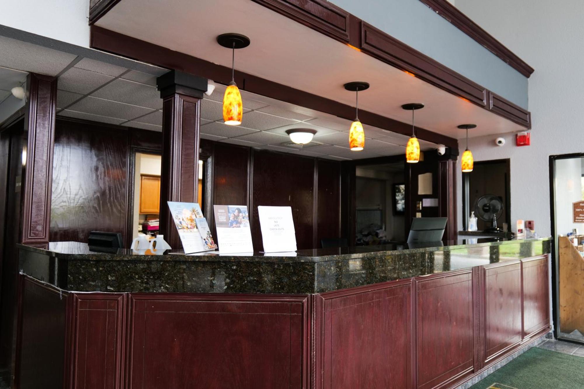 Отель Baymont By Wyndham Flint Airport North Экстерьер фото